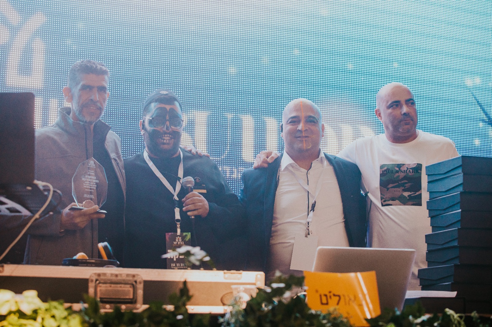  קובי סהר, חיים סיגאווי וקובי תורג׳מן יחד עם נותן הפרס אסי מנאוליט - צילום: בן גבאי